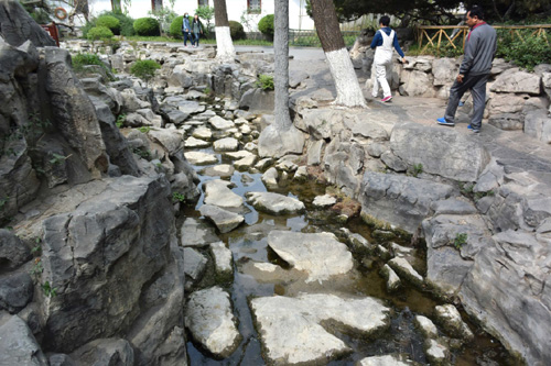 4月12日，位于濟(jì)南市區(qū)的“七十二名泉”之一的馬跑泉已經(jīng)停噴，原來流淌泉水的溪流干涸見底。受干旱影響，山東濟(jì)南市地下水水位持續(xù)下降，位于濟(jì)南市區(qū)的“七十二名泉”已經(jīng)有多個(gè)名泉出現(xiàn)停噴現(xiàn)象。濟(jì)南被稱為“泉城”，以泉水眾多聞名，尤其以趵突泉、黑虎泉等“七十二名泉”為代表。