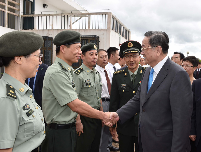 這是4月12日，俞正聲看望慰問中國援加蓬醫(yī)療隊(duì)和軍醫(yī)組。