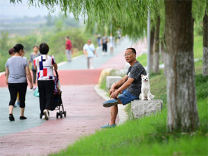 300陜西安康：防洪堤變身市民.jpg